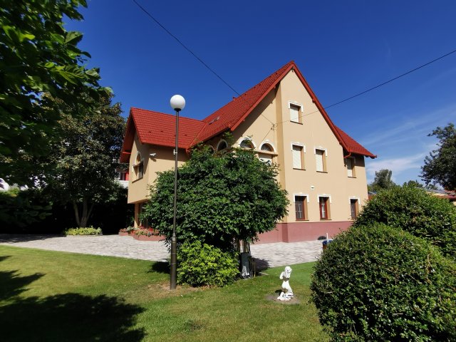 Eladó családi ház, Balatonalmádiban 349.9 M Ft, 10 szobás