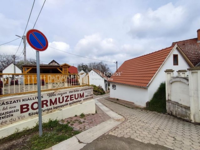 Eladó hotel, Villányban 33 M Ft, 1 szobás / költözzbe.hu