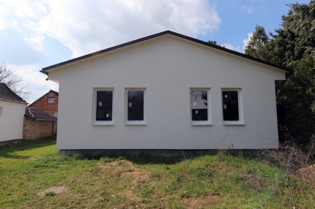 Eladó családi ház, Győrújbaráton 56.5 M Ft, 5 szobás