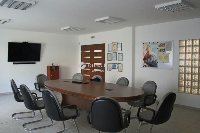 Kiadó ipari ingatlan, Pécsett 2545 E Ft / hó