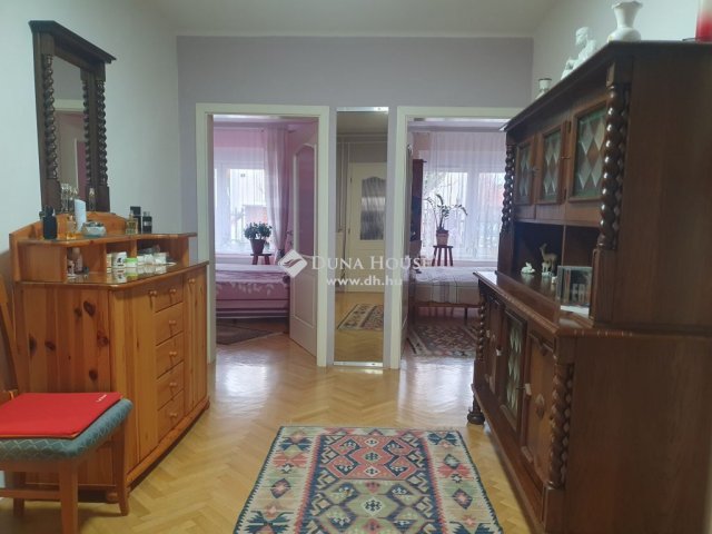 Eladó családi ház, Pécsett 165 M Ft, 8 szobás