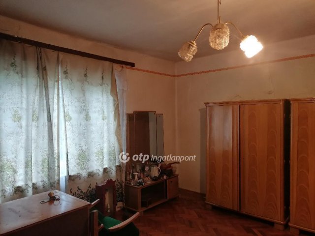 Eladó családi ház, Törökszentmiklóson 5.9 M Ft, 2 szobás