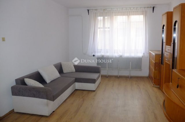 Eladó családi ház, Esztergomban 24.9 M Ft, 2 szobás