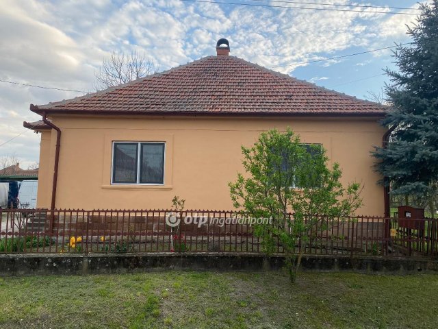 Eladó családi ház, Poroszlón 34 M Ft, 3 szobás