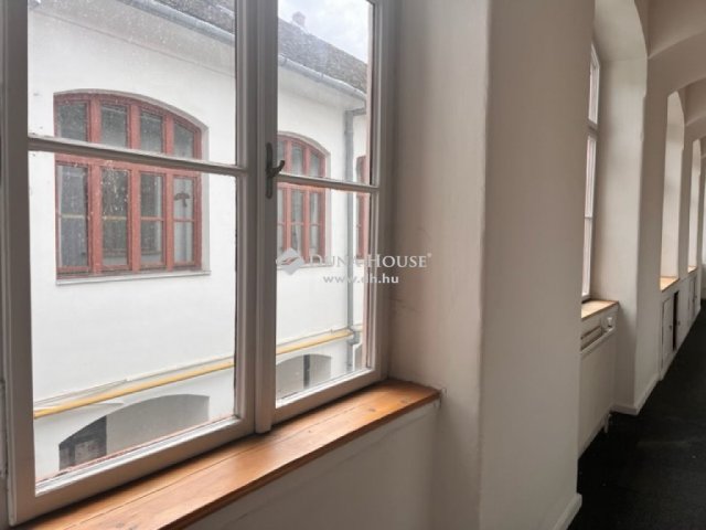 Eladó téglalakás, Pécsett 89 M Ft, 5 szobás
