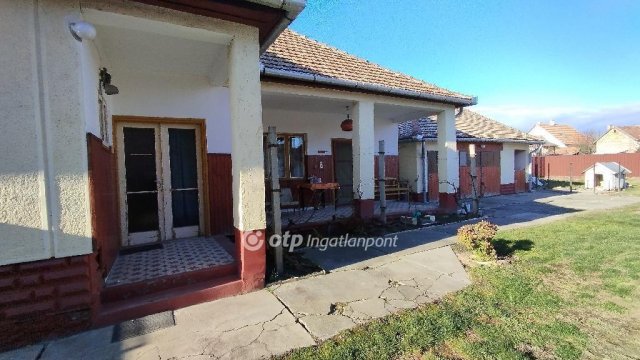 Eladó családi ház, Jászberényben 33 M Ft, 2 szobás