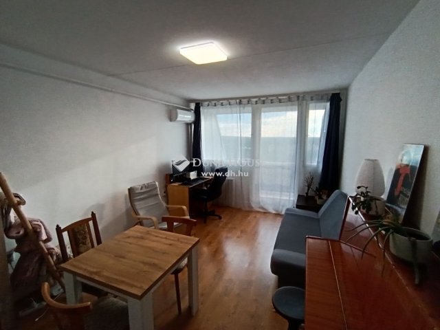 Eladó panellakás, Pécsett 35.75 M Ft, 2 szobás