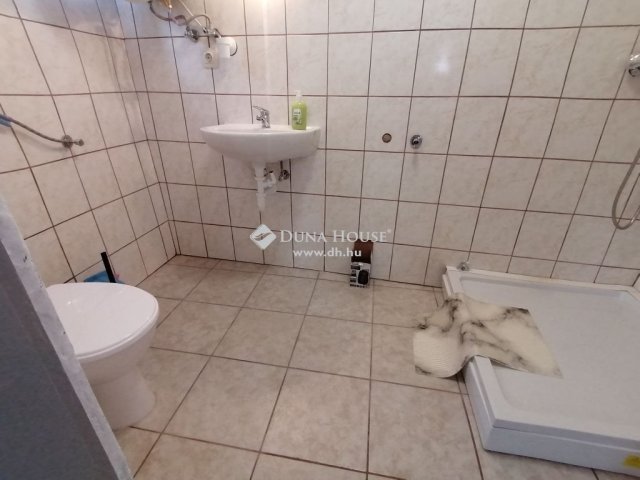 Eladó családi ház, Pécsett 17.5 M Ft, 3 szobás