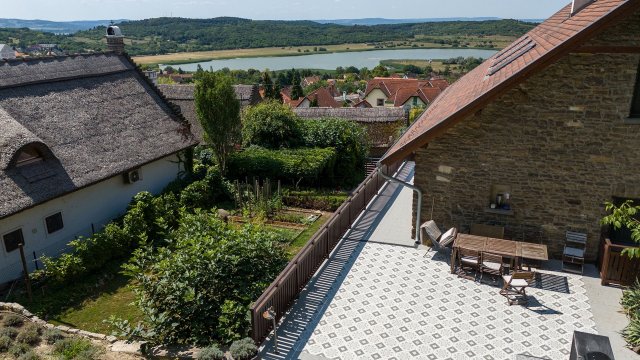 Eladó családi ház, Tihanyban 360 M Ft, 7 szobás