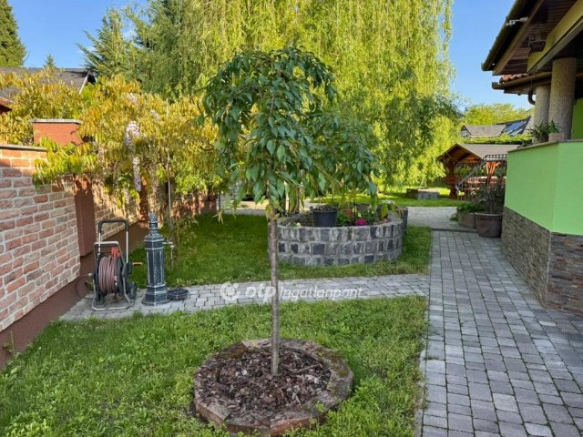 Eladó családi ház, Szigetmonostorban 125.7 M Ft, 3 szobás