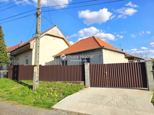 Eladó családi ház, Pécsett 49.9 M Ft, 3 szobás