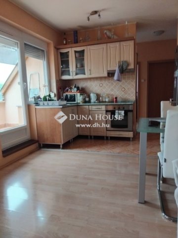 Eladó téglalakás, Pécsett 49 M Ft, 3 szobás