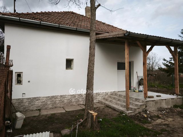 Eladó családi ház, Bakson 16.5 M Ft, 2 szobás