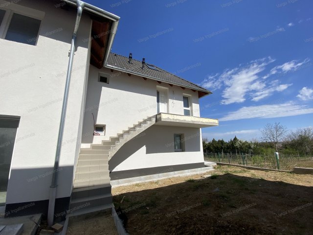 Eladó téglalakás, Sopronban 40 M Ft, 2 szobás