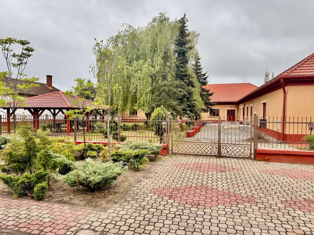 Eladó hotel, Nyársapáton 250 M Ft, 11+1 szobás