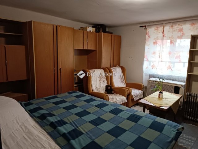 Eladó családi ház, Kiskunfélegyházán 14 M Ft, 1+1 szobás