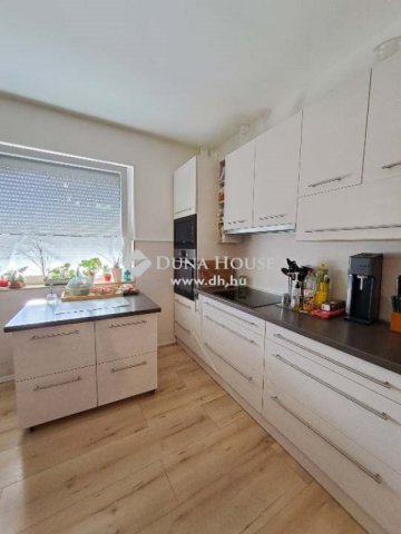 Eladó családi ház, Pécsett 119.9 M Ft, 7 szobás