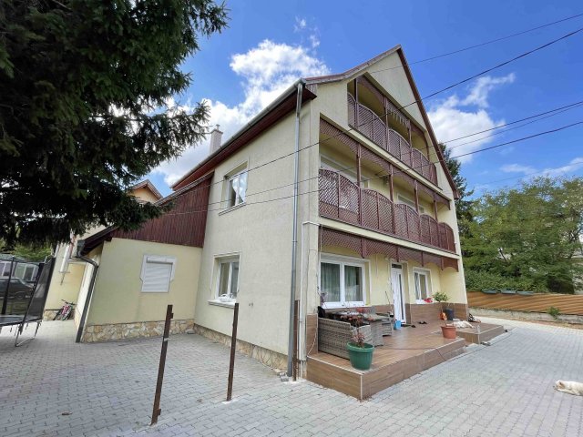Eladó családi ház, Gödöllőn 230 M Ft, 14 szobás