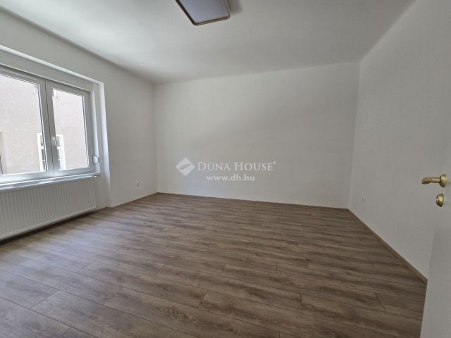 Eladó téglalakás, Pécsett 72.9 M Ft, 3 szobás
