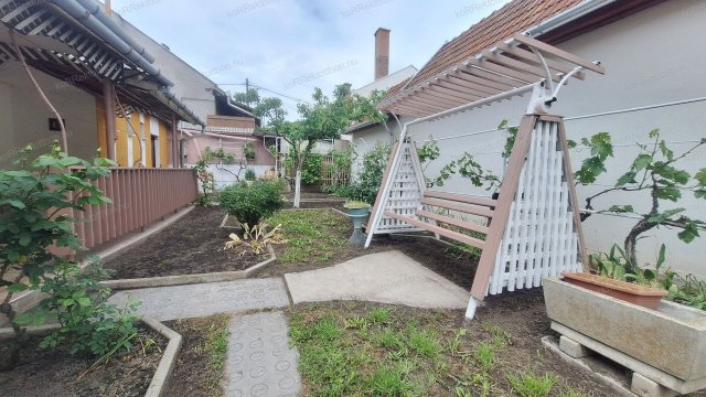 Eladó családi ház, Jászberényben 38.5 M Ft, 3+1 szobás