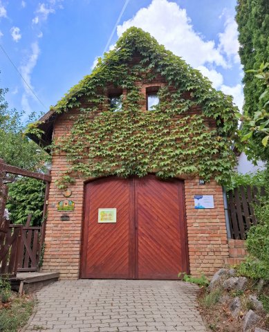Eladó családi ház, Hosszúhetényen 99.8 M Ft, 9 szobás