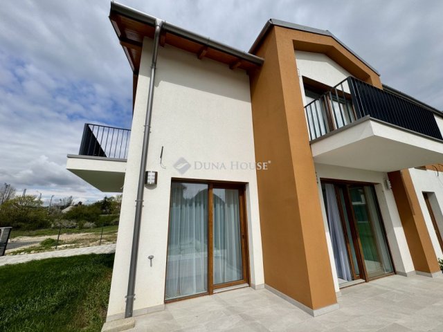 Eladó ikerház, Balatonfüreden 179 M Ft, 5 szobás