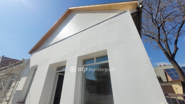 Eladó üzlethelyiség, Jászberényben 79 M Ft