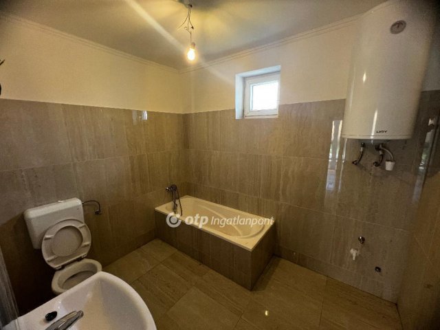 Eladó családi ház, Szentistvánon 35 M Ft, 2 szobás