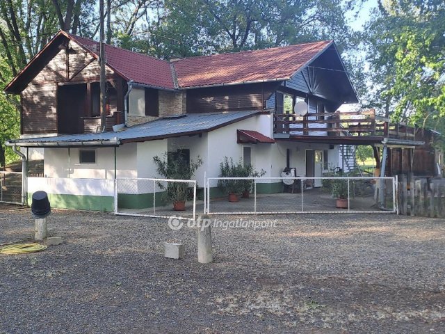 Eladó nyaraló, Makón 86 M Ft, 7 szobás / költözzbe.hu