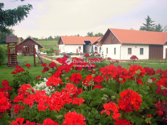 Eladó hotel, Tiszafüreden 359 M Ft, 13 szobás