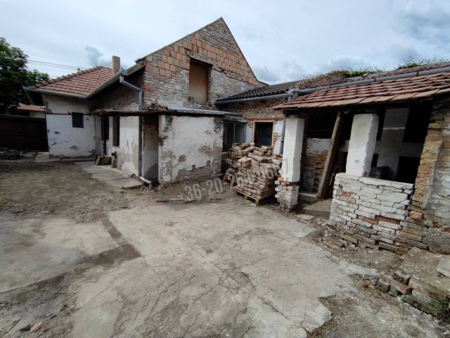 Eladó családi ház, Mohácson 19.9 M Ft, 2 szobás
