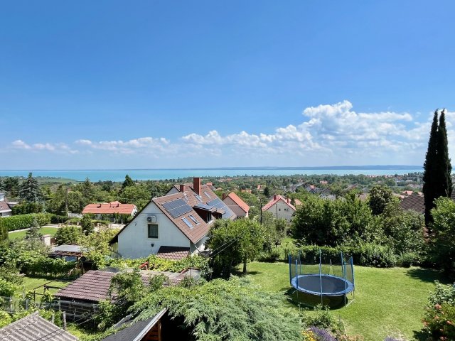 Eladó családi ház, Balatonfüreden 280 M Ft, 10 szobás