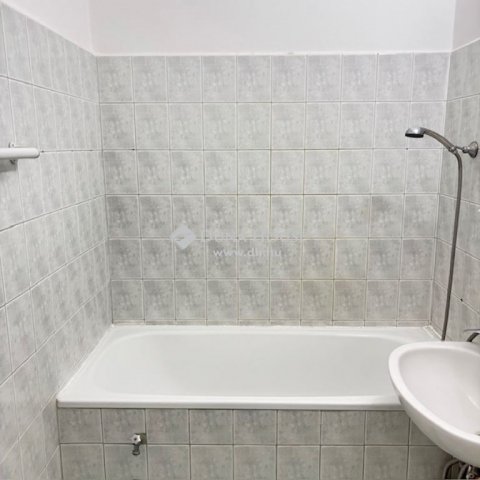 Eladó panellakás, Pécsett 41.99 M Ft, 3 szobás