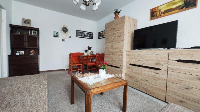 Eladó panellakás, Pétfürdőn 27.5 M Ft, 1+1 szobás