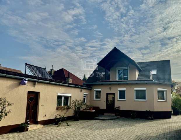 Eladó családi ház, Baján 139.5 M Ft, 10 szobás