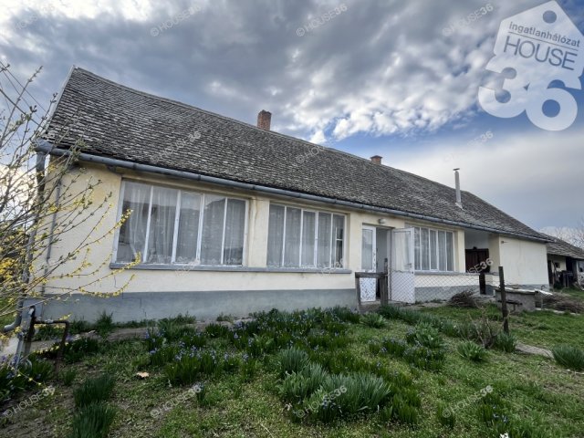 Eladó családi ház, Solton 25 M Ft, 3 szobás