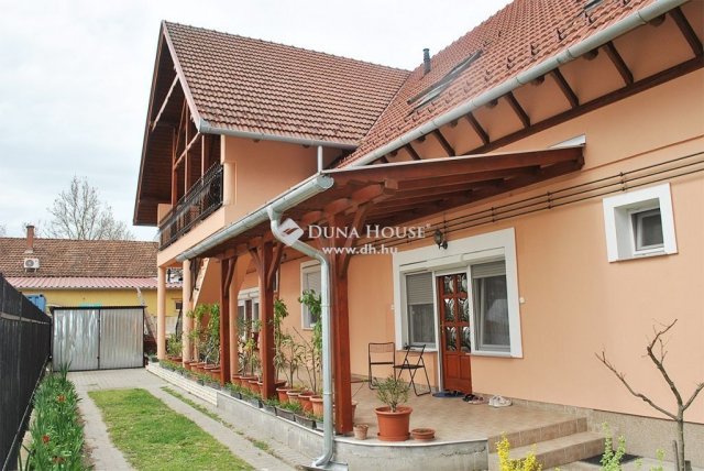 Eladó családi ház, Kerekegyházán 300 M Ft, 12 szobás