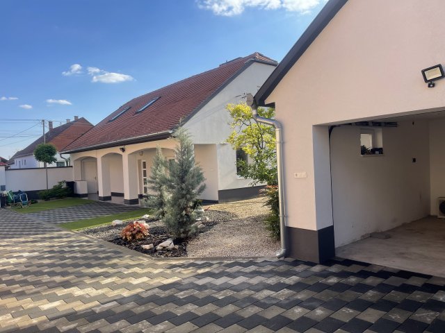 Eladó családi ház, Baján 69.8 M Ft, 4 szobás