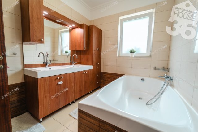 Eladó családi ház, Kecskeméten 125 M Ft, 4 szobás