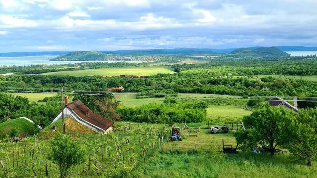 Eladó nyaraló, Balatonfüreden 150 M Ft, 2+2 szobás