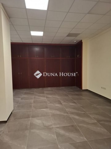 Kiadó üzlethelyiség, Szekszárdon 250 E Ft / hó