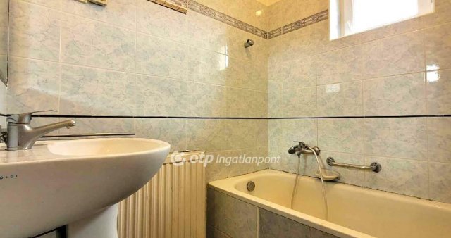 Eladó családi ház, Szentendrén 114.9 M Ft, 5 szobás