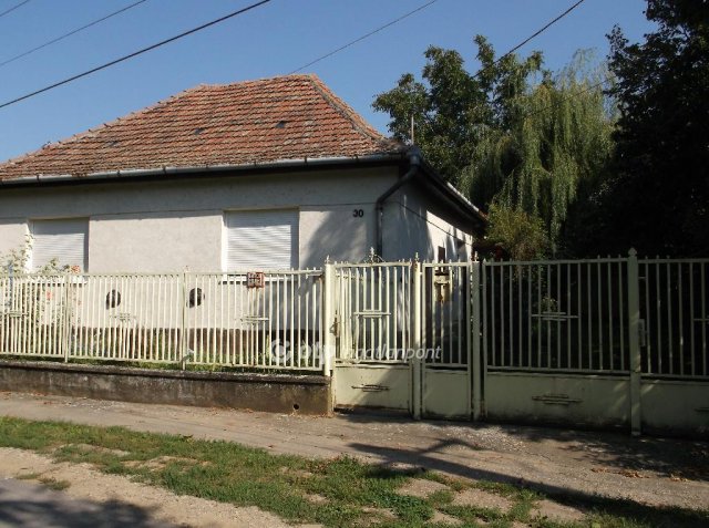 Eladó családi ház, Karácsondon 16 M Ft, 3 szobás