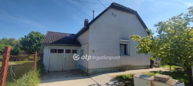 Eladó családi ház, Őcsényen 24.9 M Ft, 4 szobás