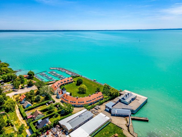 Eladó téglalakás, Balatonkenesén 299000 M Ft, 4 szobás
