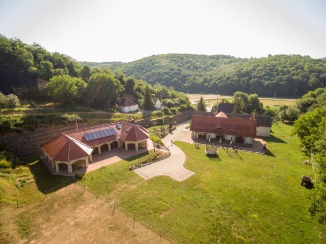 Eladó üzlethelyiség, Bátaapátiban 310 M Ft, 5 szobás