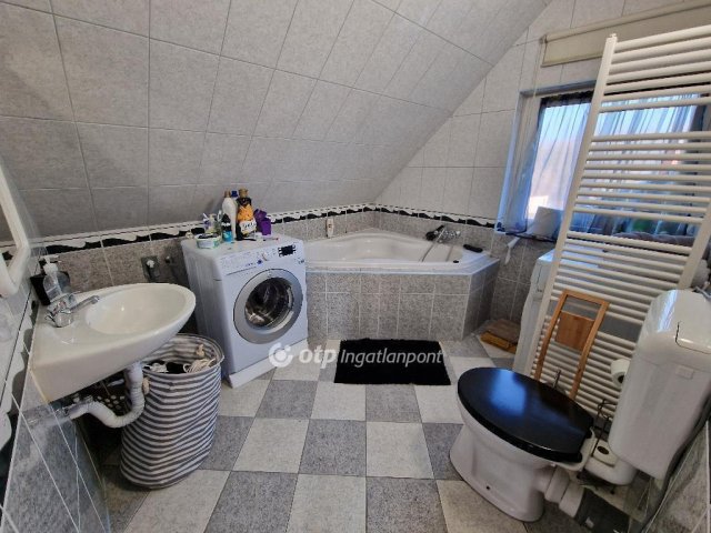 Eladó családi ház, Szirmabesenyőn 118 M Ft, 5+2 szobás