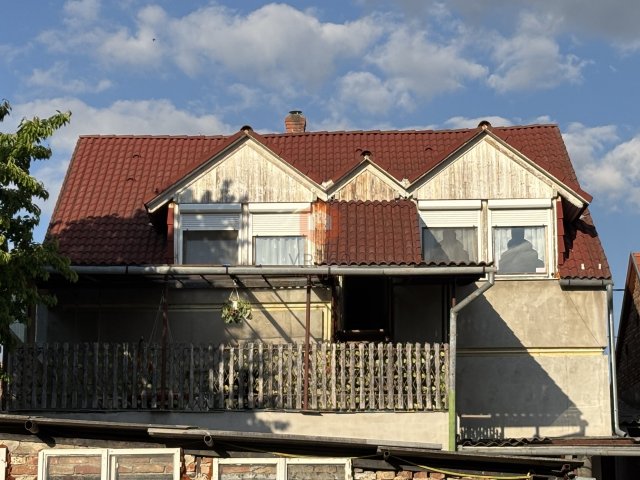 Eladó családi ház, Pécsett 80 M Ft, 8 szobás