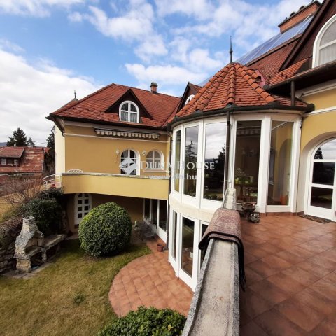 Eladó családi ház, Szentendrén 398 M Ft, 10 szobás