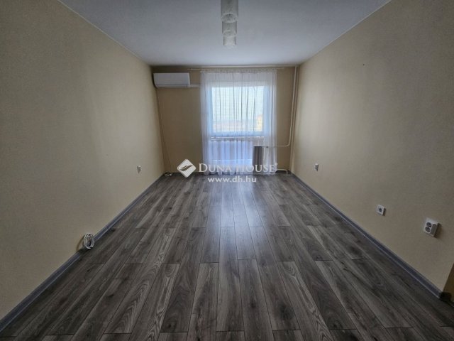Kiadó panellakás, albérlet, Pécsett 130 E Ft / hó, 2 szobás